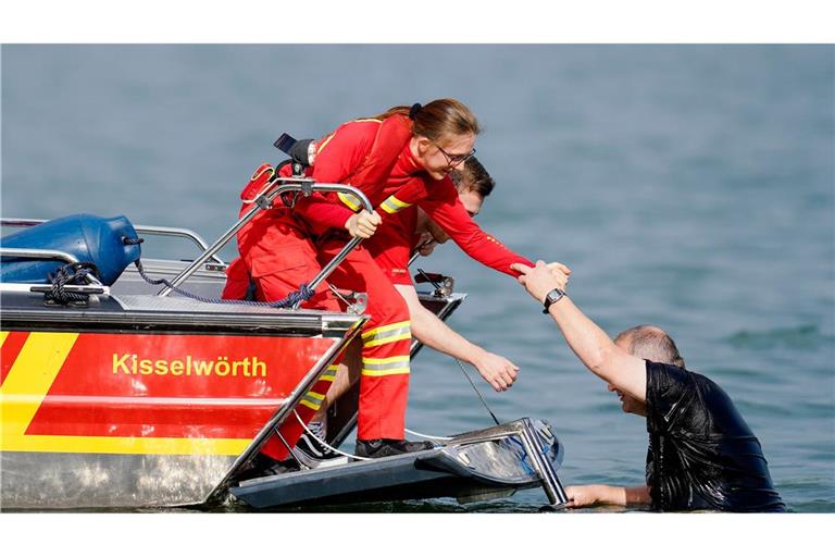 Manche Menschen können aus dem Wasser gerettet werden, wie hier in einer Übung. (Archivbild)