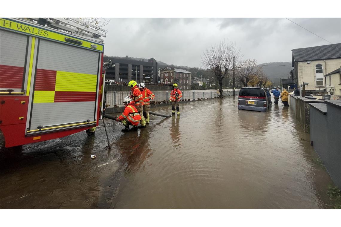 Mancherorts standen ganze Straßenzüge unter Wasser, Hunderte Häuser wurden beschädigt.