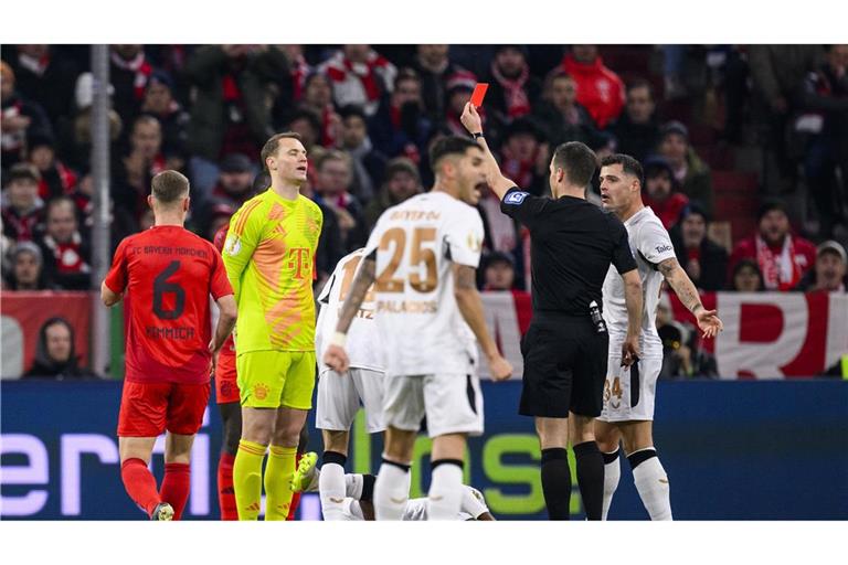 Manuel Neuer  war im Achtelfinale gegen Leverkusen wegen einer Notbremse mit Rot vom Platz gestellt worden.