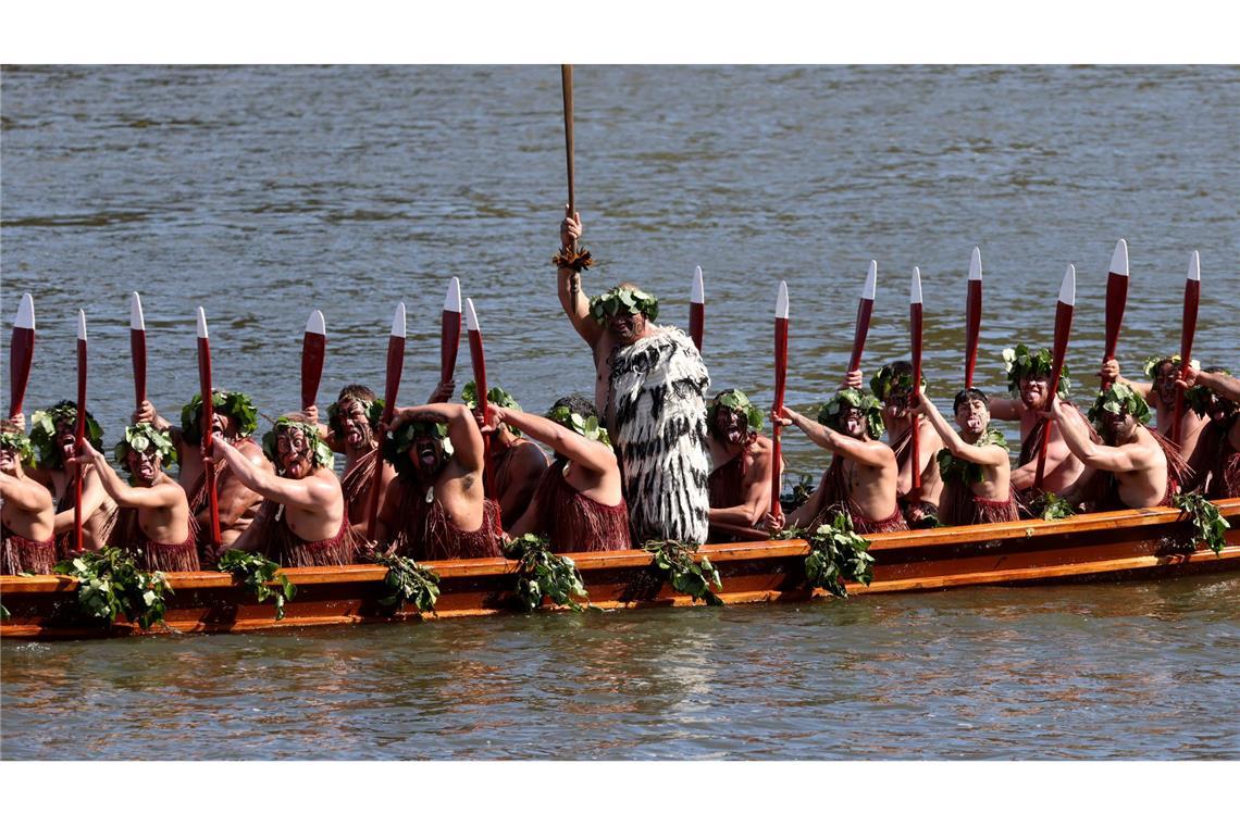 Maori-Kriegern fahren bei der Beerdigung des neuseeländischen Maori-Königs Tuheitia Pootatau Te Wherowhero auf dem Waikato-Fluss in Neuseeland in einem Kanu.