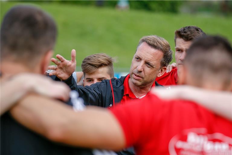 Marc Erdmann (Mitte) sieht das Gebaren der Stuttgarter Kickers und des SGV Freiberg sowie der dortigen Behörden sehr kritisch. Foto: A. Becher