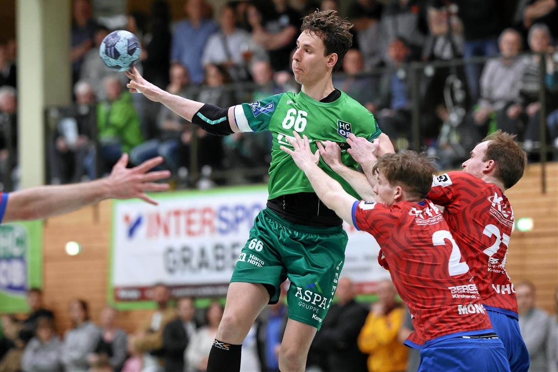 Marc Godon (am Ball) und der HC Oppenweiler/Backnang wollen sich den Titelgewinn nicht mehr nehmen lassen. Foto: Alexander Becher