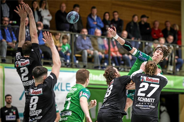 Marc Godon (beim Wurf) hat im halblinken Rückraum nahezu durchgespielt und dabei sechs Tore erzielt. Foto: Alexander Becher