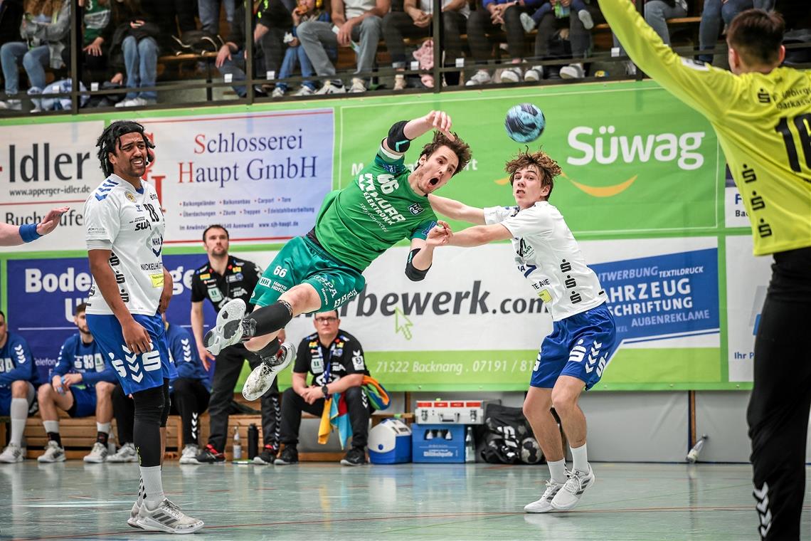 Marc Godon (grünes Trikot) und die Handballer des HC Oppenweiler/Backnang möchten mit viel Einsatz den Coup schaffen. Foto: Alexander Becher