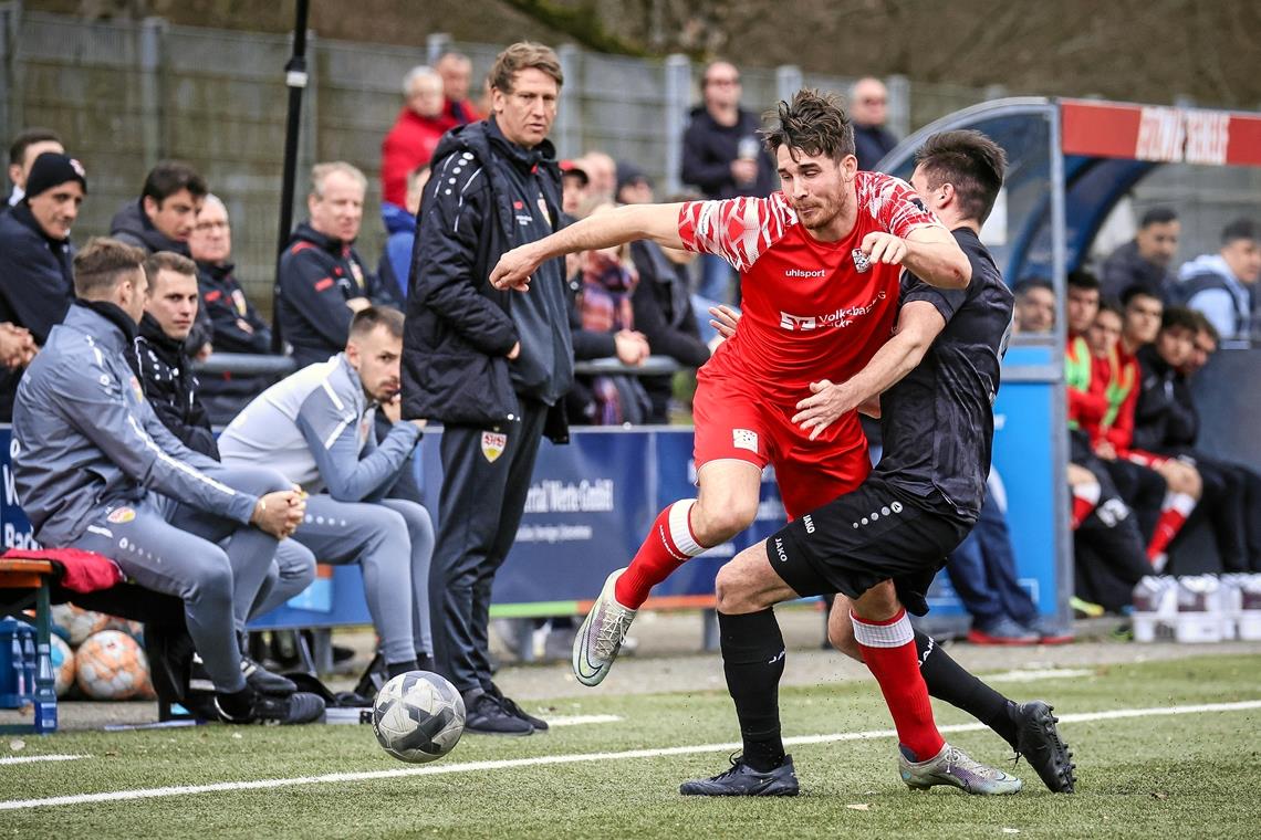 Marco Rienhardt und die TSG Backnang (rote Trikots) bereiteten dem Regionalliga-Team des VfB Stuttgart unerwartet große Probleme. Foto: Alexander Becher