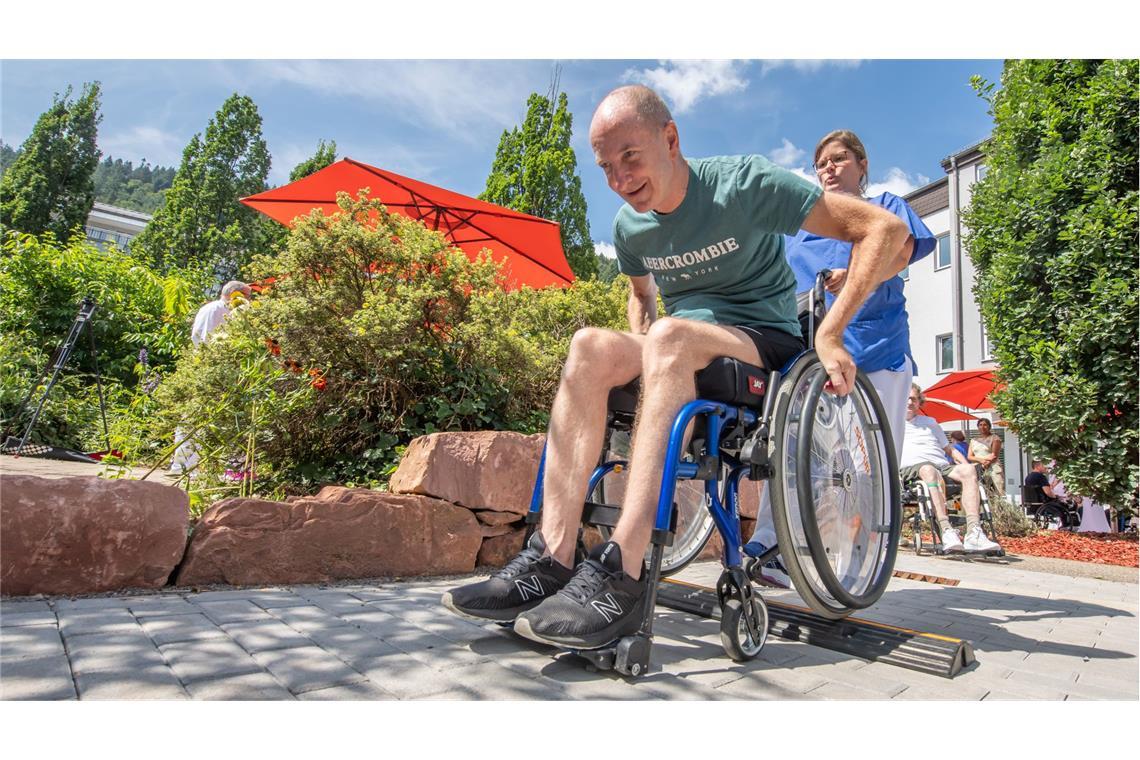 Marcus Schulze übt  im Rollstuhlparcours in Heidelberg.