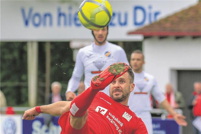 Mario Marinic holt mit der TSG Backnang zu einem Heimdreier gegen Linx aus.Foto: A. Becher