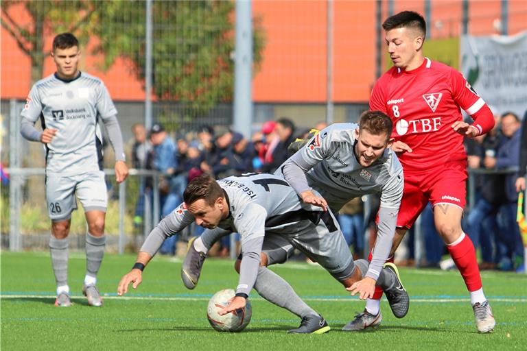 Mario Marinic (vorne) und Jannik Dannhäußer straucheln mit der TSG Backnang in der Partie beim 1. FC Rielasingen-Arlen. Foto: A. Hornauer