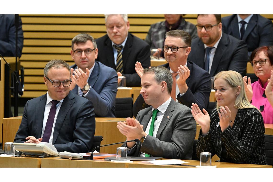 Mario Voigt (l, CDU), wird nach seiner Wahl zum neuen Ministerpräsidenten von Thüringen beglückwünscht.