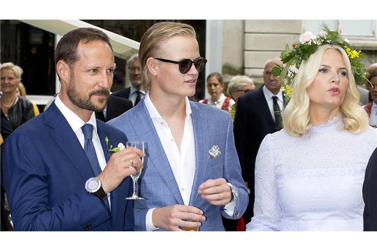 Marius Borg Høiby (Mitte) mit seiner Mutter Kronprinzessin Mette-Marit und seinem Stiefvater Kronprinz Haakon (Archivbild aus dem Jahr 2016).