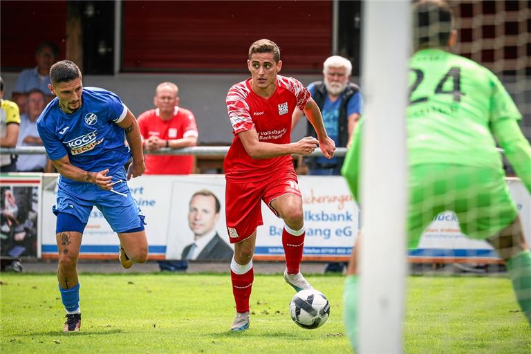 Marius Weller (am Ball) hat sich gegen Pforzheim einen Schlüsselbeinbruch zugezogen und fehlt der TSG für längere Zeit. Foto: Alexander Becher