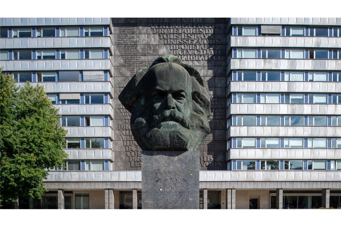 Markant ragt das Karl-Marx-Monument im Zentrum von Chemnitz empor.