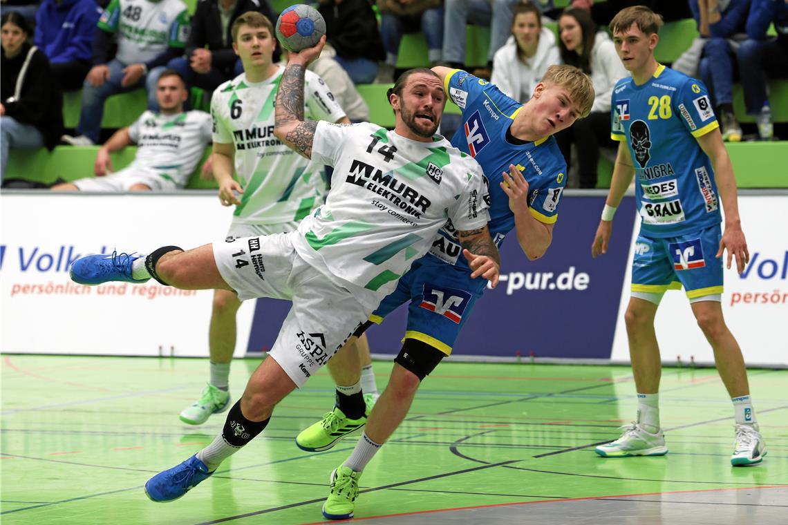 Markus Dangers (am Ball) und der HCOB waren beim 36:24-Erfolg von Verfolger Pforzheim nicht zu bremsen. Foto: Alexander Hornauer