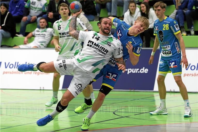 Markus Dangers (am Ball) und der HCOB waren beim 36:24-Erfolg von Verfolger Pforzheim nicht zu bremsen. Foto: Alexander Hornauer