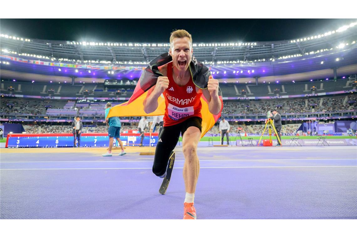 Markus Rehm aus Deutschland feiert seine Goldmedaille im Weitsprung.