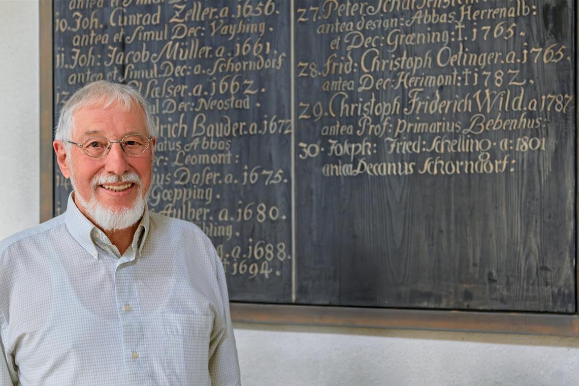 Martin Pfender an der Wandtafel in der Stadtkirche Murrhardt, wo sich der Hinweis auf Joseph Friedrich Schelling, Schellings Vater, findet. Nach seinem Wirken als Dekan in Schorndorf kam er 1801 als letzter Prälat in die Walterichstadt und wirkte dort bis 1807. Foto: Stefan Bossow