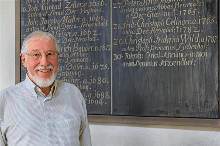 Martin Pfender an der Wandtafel in der Stadtkirche Murrhardt, wo sich der Hinweis auf Joseph Friedrich Schelling, Schellings Vater, findet. Nach seinem Wirken als Dekan in Schorndorf kam er 1801 als letzter Prälat in die Walterichstadt und wirkte dort bis 1807. Foto: Stefan Bossow