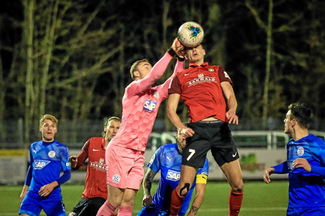 Marvin Cuni (rotes Trikot) und Großaspach lieferten sich mit Walldorf ein ganz enges Duell. Am Ende hatte die SG knapp die Nase vorn.  Foto: A. Becher