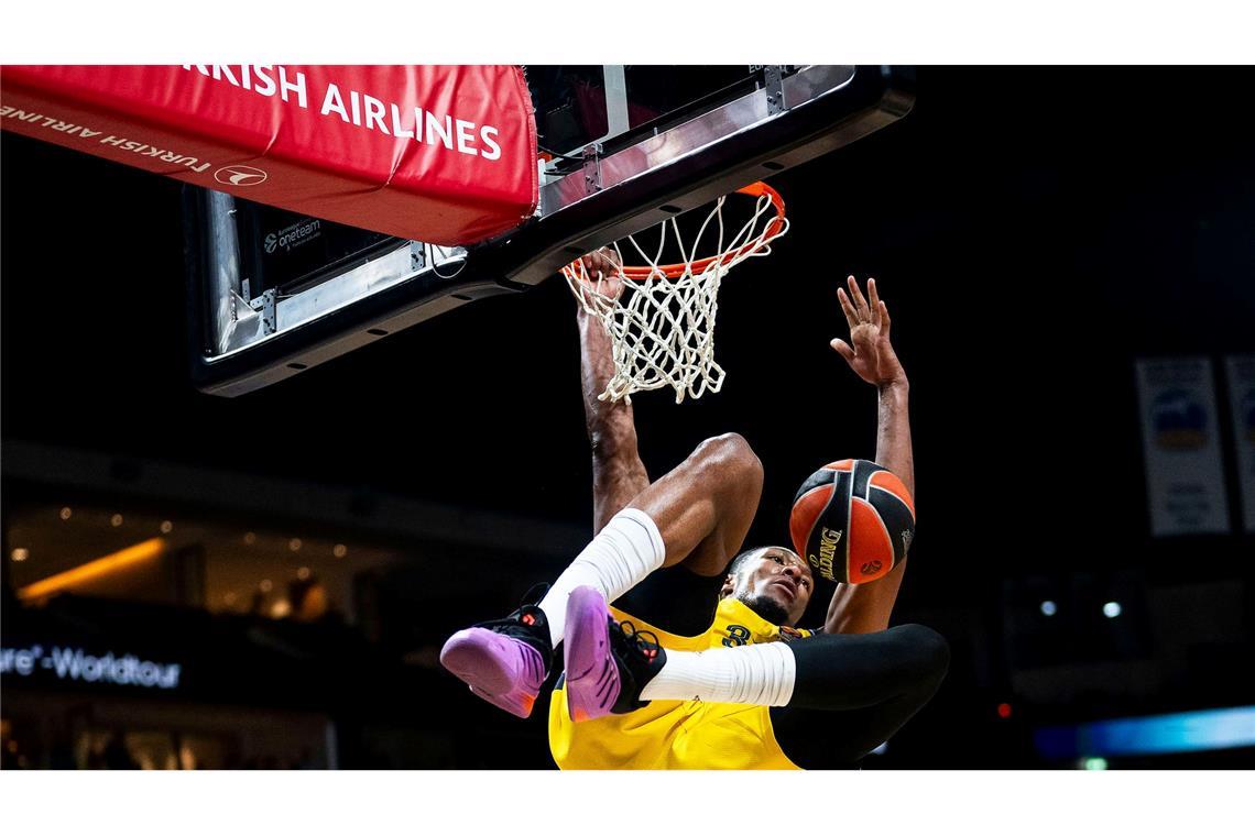 Matteo Spagnolo von Alba Berlin macht einen Dunking.