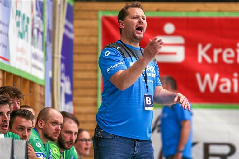 Matthias Heineke findet offensichtlich die perfekten Worte. Der HCOB-Coach hat nicht nur die Prüfung zur Trainer-A-Lizenz bewältigt. Mit seinem Team hat der 39-Jährige fast zeitgleich im Aufstiegskampf zur zweiten Liga auch noch souverän die Zwischenrunde erreicht. Foto: A. Becher