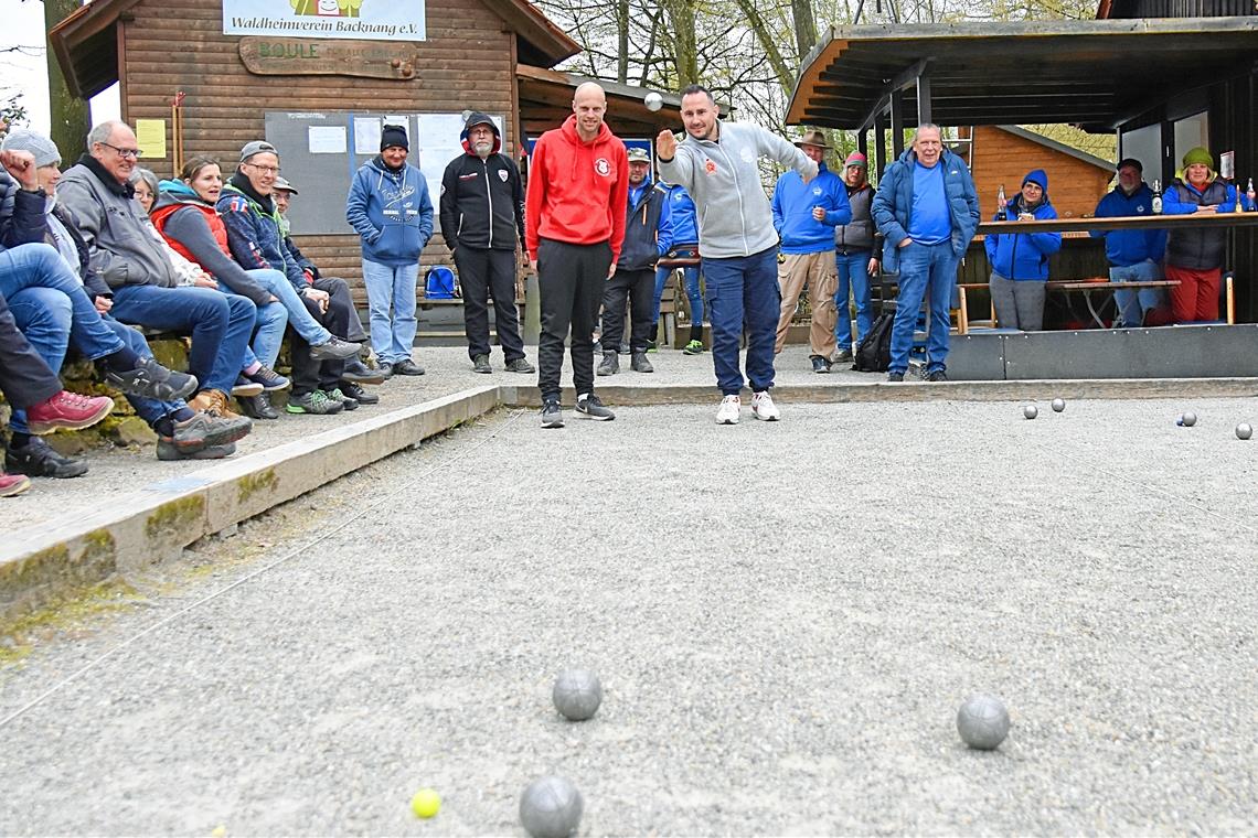 Matthias Laukart (beim Wurf) und Tobias Müller (in Rot) standen als Nationalspieler in Backnang besonders im Blickpunkt. Foto: Tobias Sellmaier