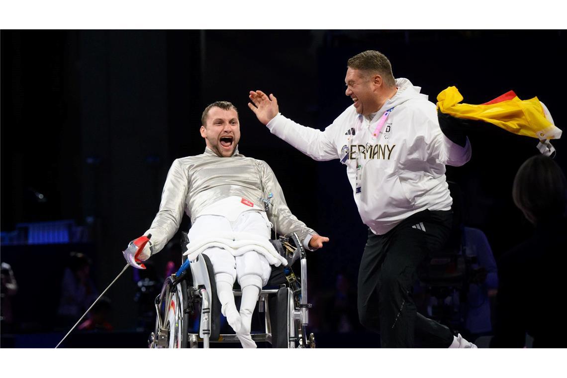 Maurice Schmidt aus Deutschland jubelt mit Trainer Alexander Bondar über seine Goldmedaille im Rollstuhlfechten.