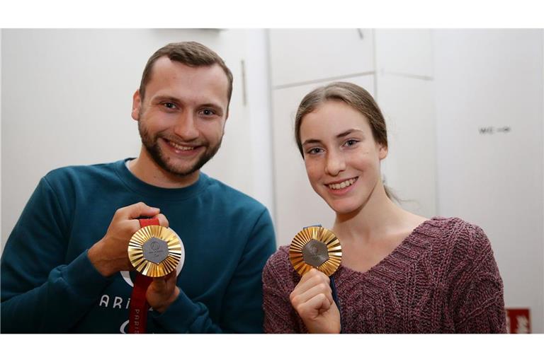 Maurice Schmidt (li.) und Darja Varfolomeev zu Gast bei der Talk-Reihe unserer Redaktion – mit dabei: ihre Goldmedaillen aus Paris.