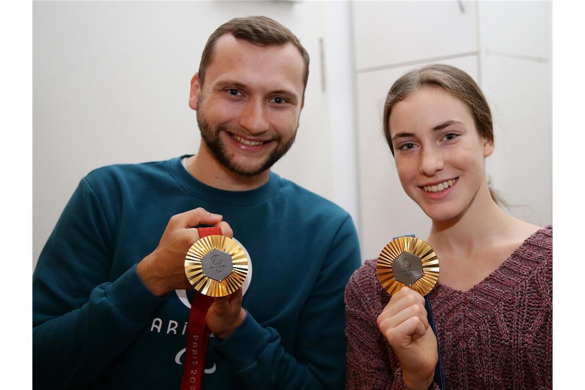 Maurice Schmidt und Darja Varfolomeev hatten ihre Goldmedaillen mitgebracht.