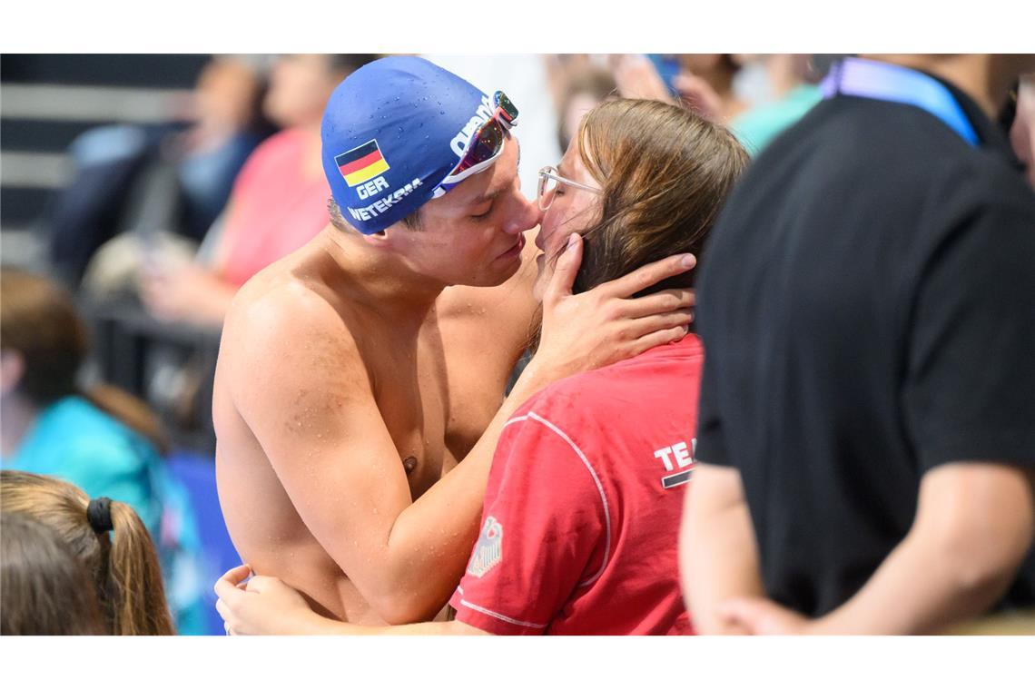 Maurice Wetekam freut sich mit seiner Freundin über eine Medaille.