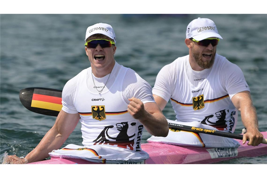 Max Lemke (rechts) und Jacob Schopf freuen sich über ihre Goldmedaille.