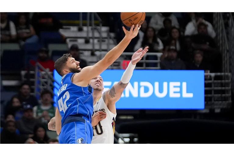 Maxi Kleber und Daniel Theis lieferten sich mit ihren Teams einen harten Kampf.