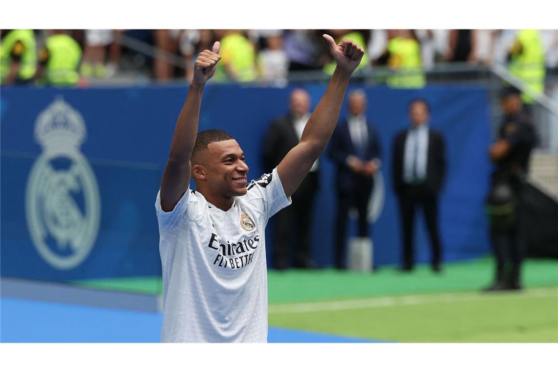 Mbappé weiß den Empfang zu schätzen und gibt gleich zwei Daumen nach oben in Richtung Fans.