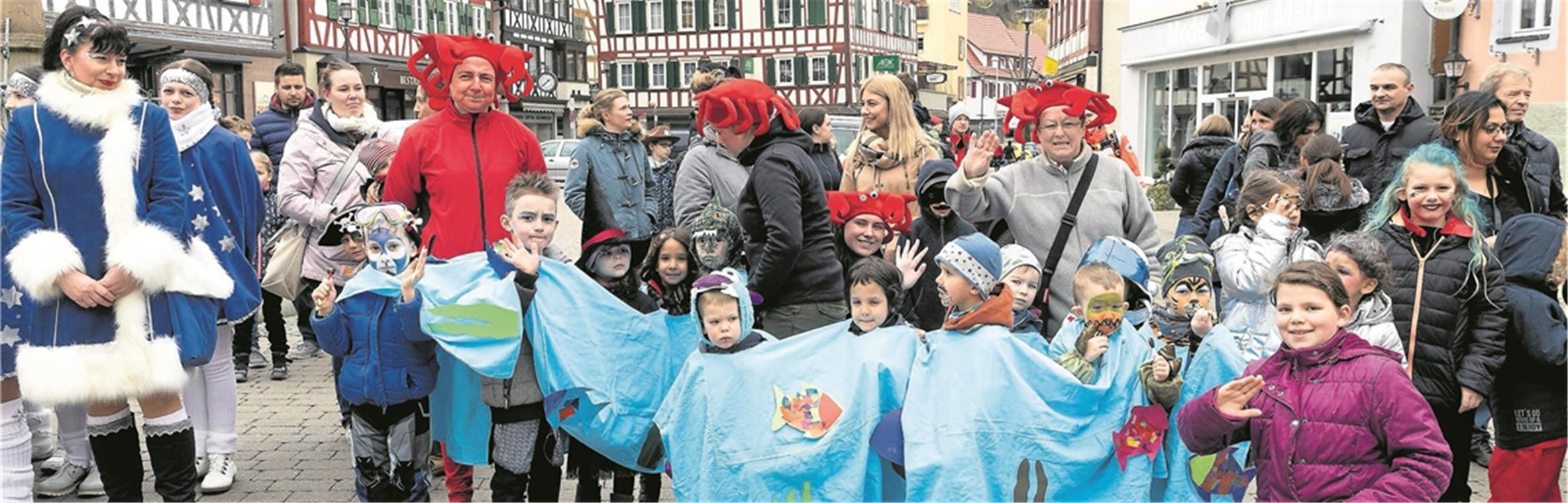 Meereswelten als Faschingsthema: Der Hörschbachkindergarten punktet mit einem Gruppenkostüm für seine Mädchen und Jungen. Fotos: J. Fiedler