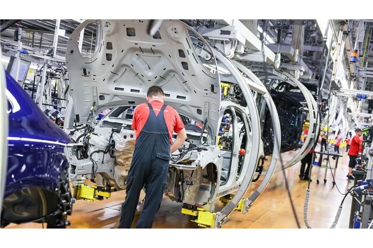 Mehr Unternehmen in der Automobilbranche denken über Stellenabbau nach. (Symbolbild)