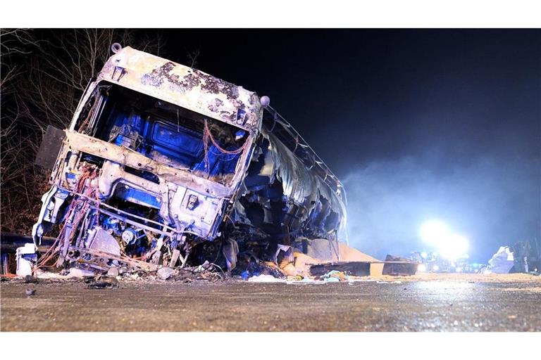 Mehrere Menschen starben bei einem schweren Verkehrsunfall im Norden Niedersachsens (Symbolfoto).