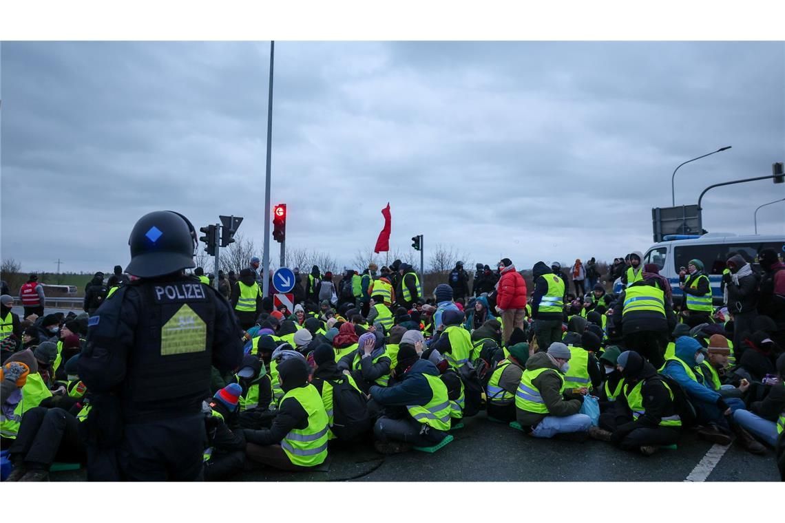 Mehrere Straßen wurden bei Protestaktionen blockiert.