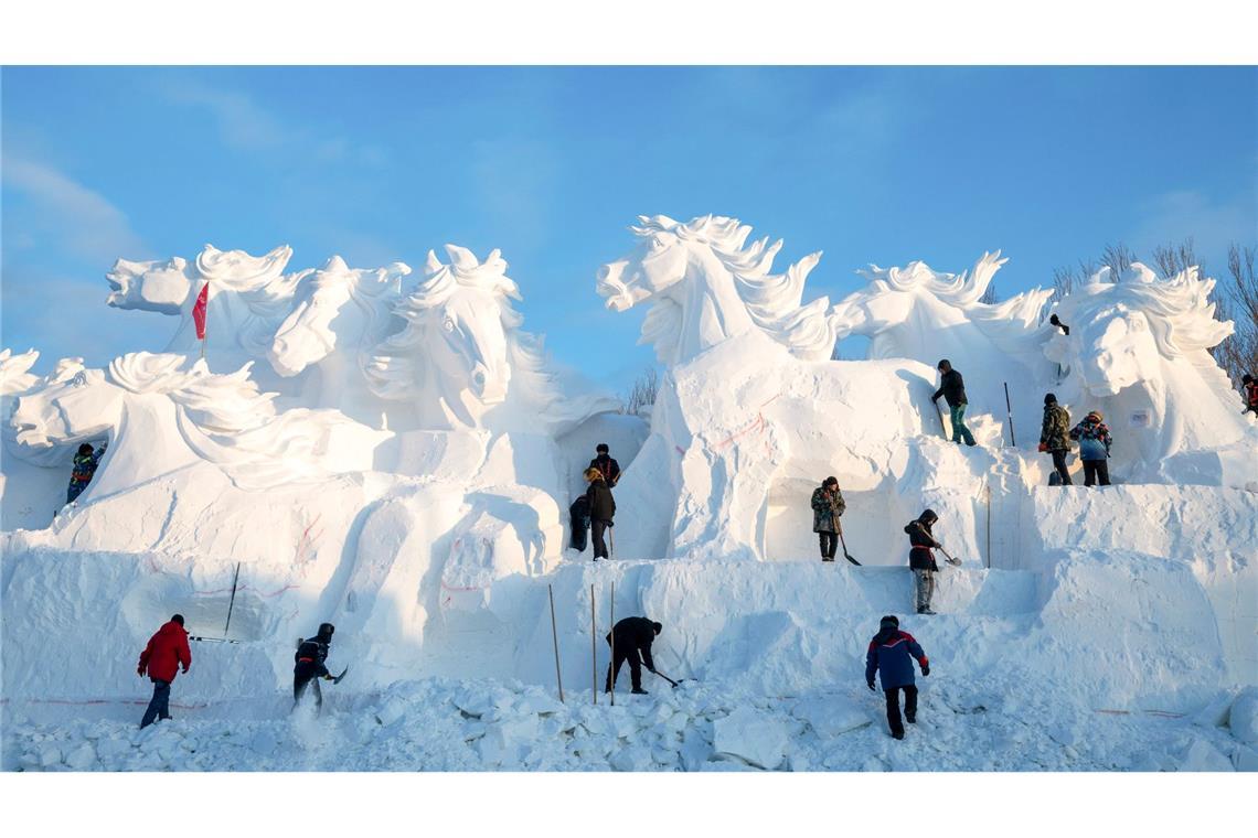 Menschen arbeiten an einer riesigen Schneeskulptur in Harbin im Nordosten Chinas. Die 37. Internationale Schneeskulpturenausstellung hat dort begonnen.