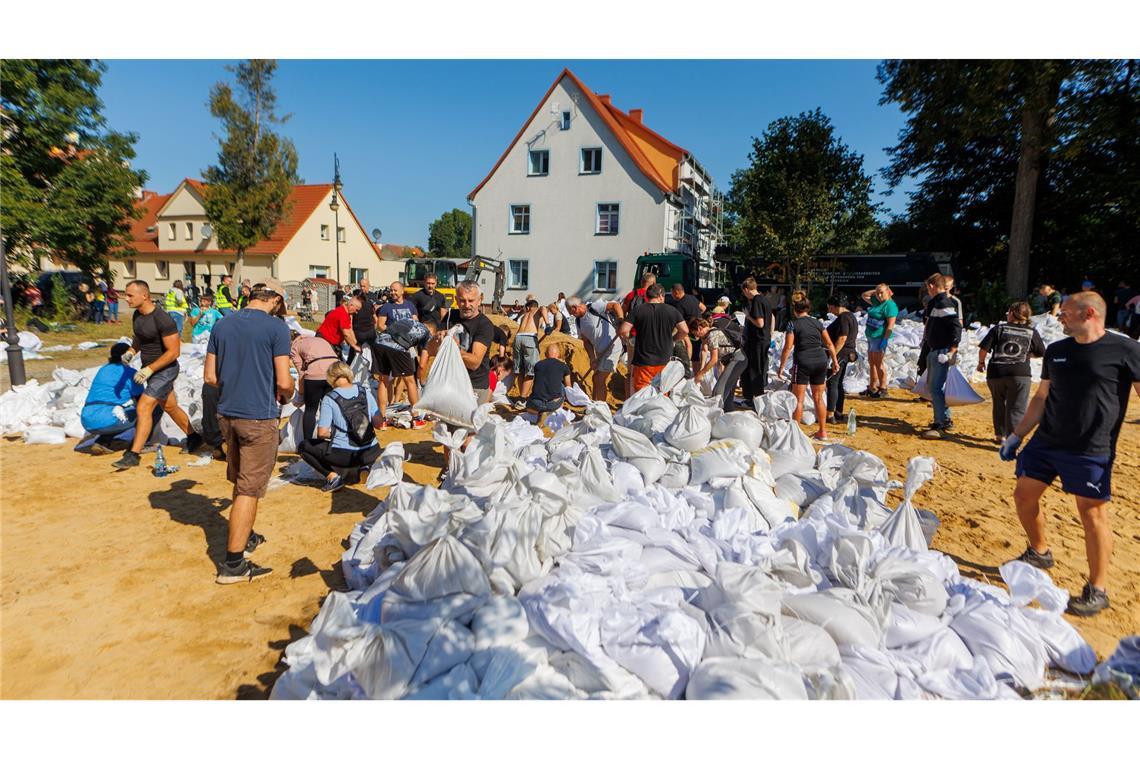 Menschen arbeiten in Polen an der Verstärkung der Deiche.