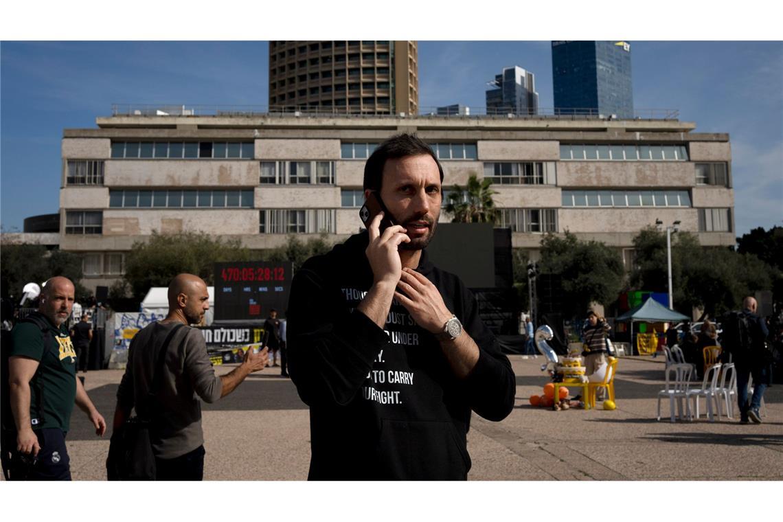 Menschen auf dem Platz der Geiseln in Tel Aviv.