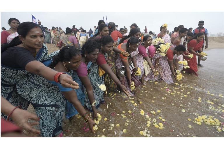 Menschen gedenken im indischen Chennai am Marina Beach der Opfer des Tsunami von 2004 am 20. Jahrestag .