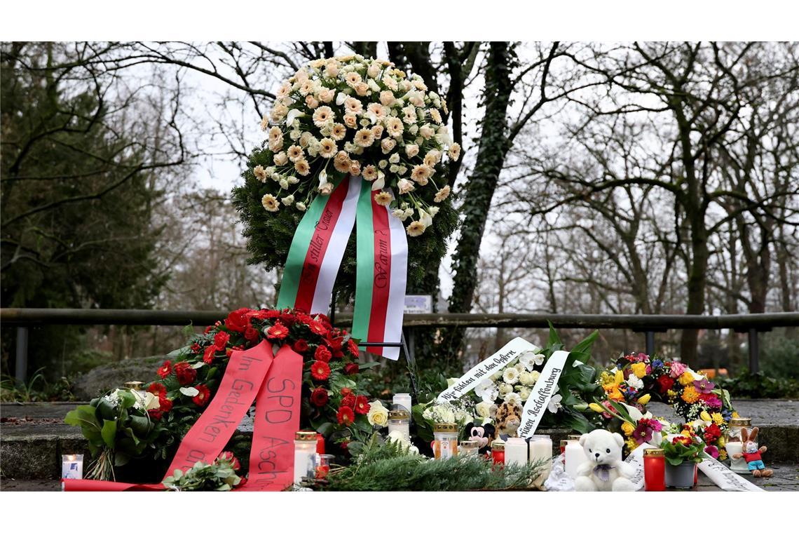 Menschen haben Blumen niedergelegt.