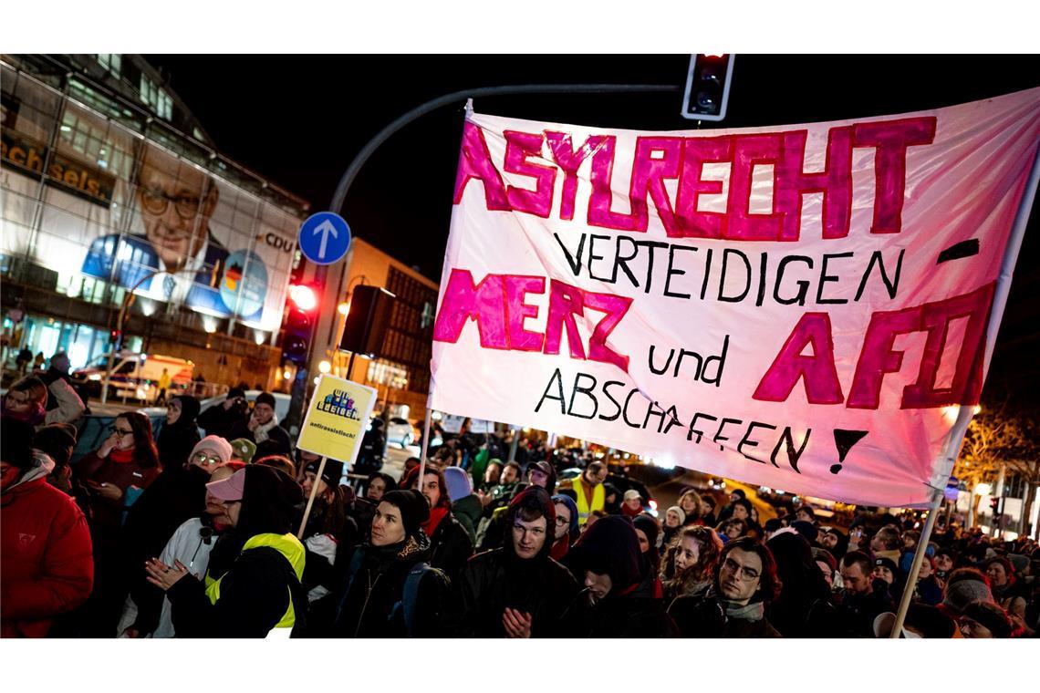 Menschen nehmen an der Kundgebung "Brandmauer statt Brandstiftung" von Amnesty International, Seebrücke und anderen Organisationen mit einem Transparent mit der Aufschrift "Asylrecht verteidigen Merz und AfD abschaffen" vor der CDU-Zentrale in Berlin teil.