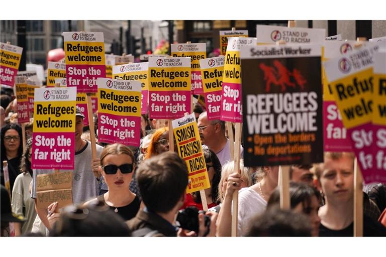 Menschen nehmen an einer Anti-Rechts-Protestaktion vor dem Londoner Büro der politischen Partei Reform UK teil.