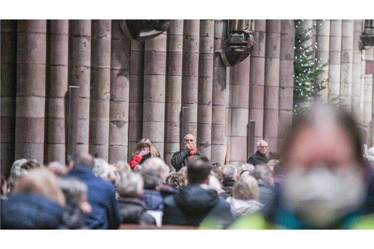 Menschen nehmen beim Silvester-Gottesdienst im Freiburger Münster an einem stillen Protest wegen der Entlassung des Domkapellmeisters teil.