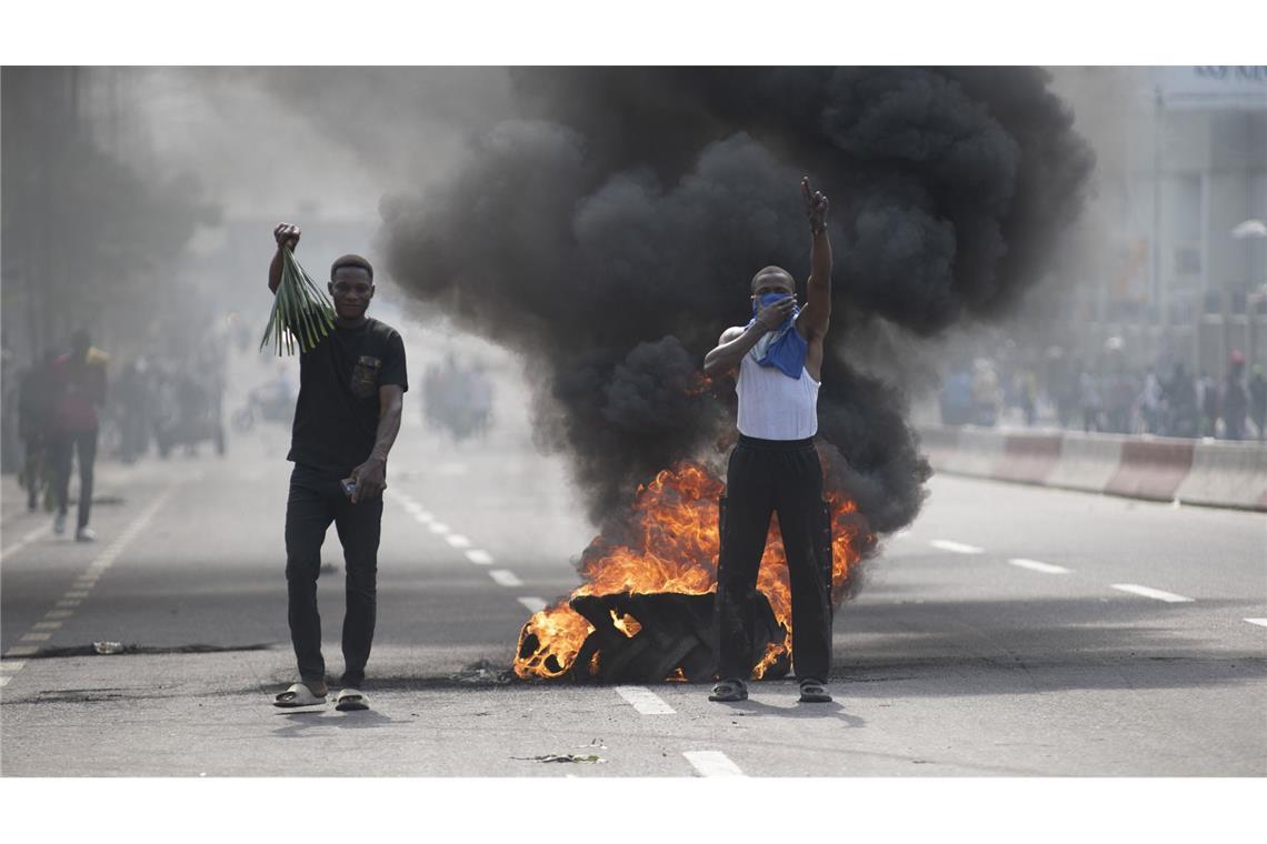 Menschen protestieren gegen das Vordringen der von Ruanda unterstützten M23-Rebellen in die ostkongolesische Hauptstadt Goma.