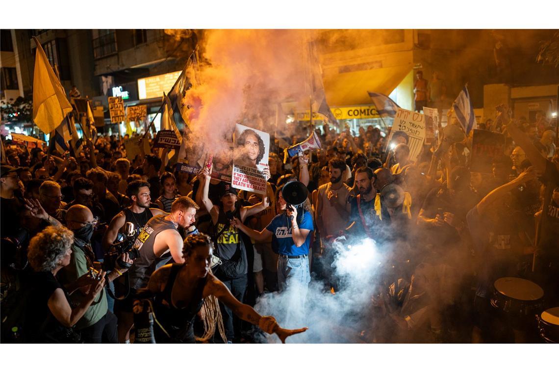 Menschen protestieren in Tel Aviv und fordern ein Abkommen zur Freilassung der Geiseln der Hamas.