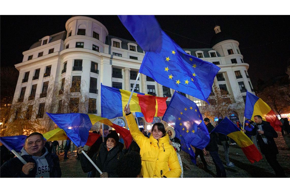 Menschen schwenken rumänische und EU-Flaggen während einer pro-europäischen Kundgebung in Bukarest. Die entscheidende Stichwahl ums Präsidentenamt findet am 8. Dezember statt.