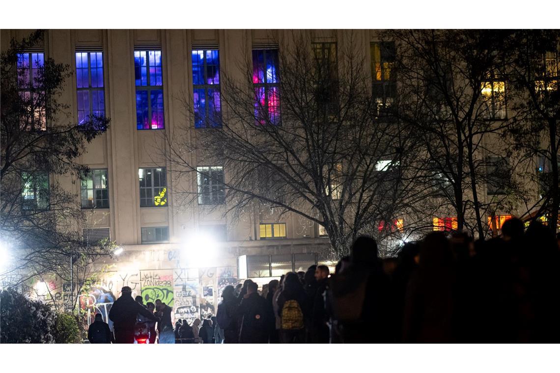 Menschen stehen zum 20. Jubiläum des Technoclubs Berghain in der Schlange vor dem Gebäude.