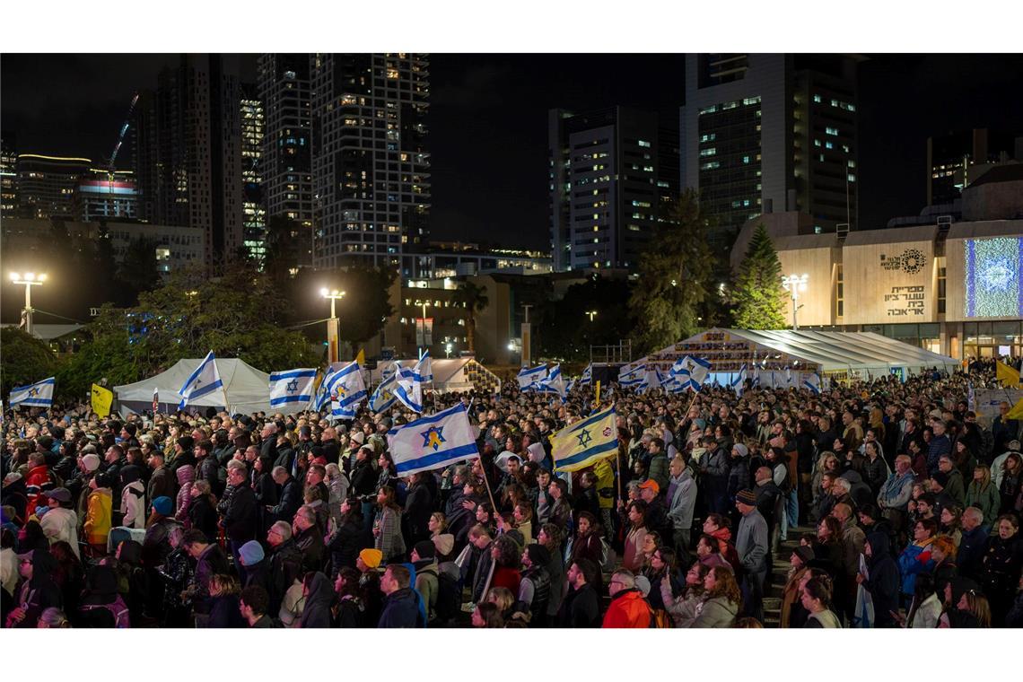 Menschen versammeln sich auf dem so genannten Geiselplatz in Tel Aviv - Stunden, nachdem die Leichen von vier israelischen Geiseln von militanten palästinensischen Gruppen in Gaza an Israel übergeben wurden.