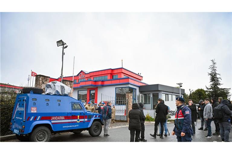 Menschen versammeln sich in der Nähe einer Munitionsfabrik, in der sich eine Explosion ereignete, im Bezirk Karesi der Provinz Balikesir.